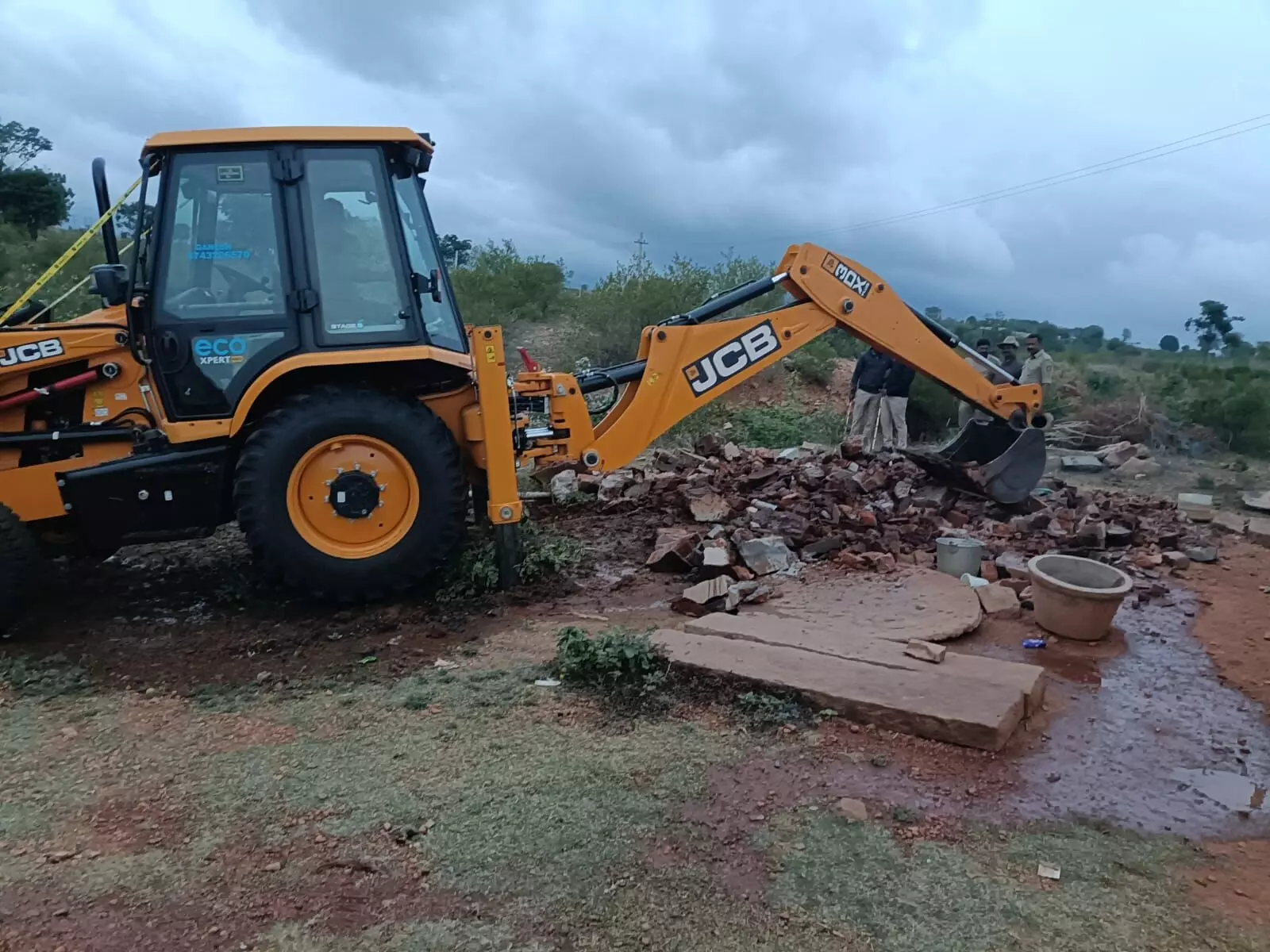 ಹನೂರು | 14 ಎಕರೆ ಸರಕಾರಿ ಜಮೀನು ಒತ್ತುವರಿ ತೆರವು