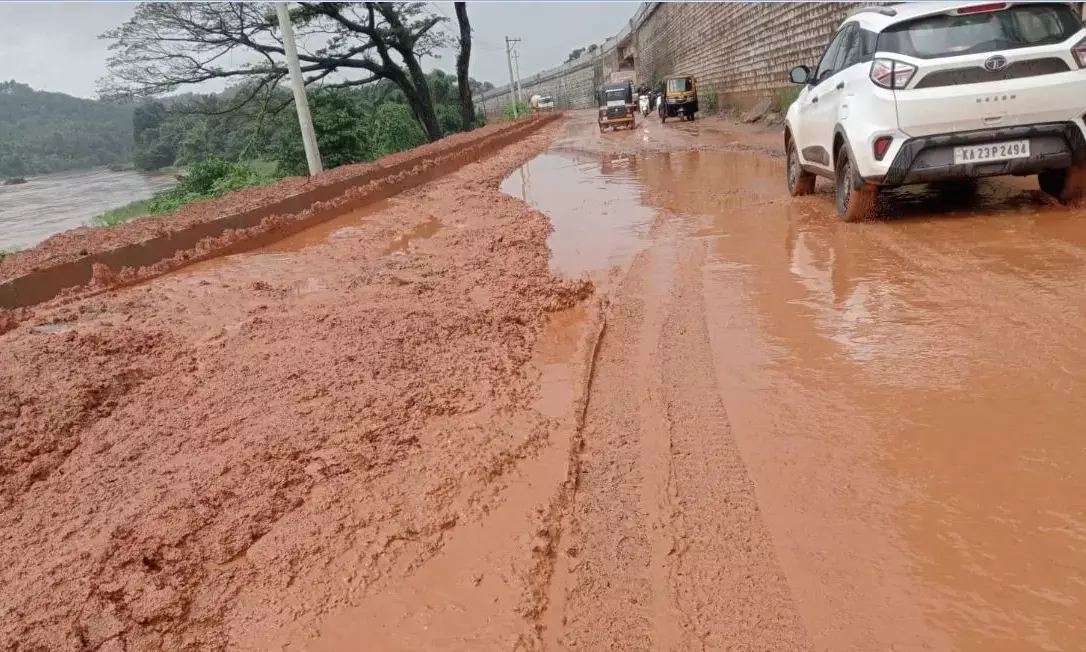 ಉಪ್ಪಿನಂಗಡಿ| ಕೆಸರು ಗದ್ದೆಯಂತಾದ ರಸ್ತೆ; ವಾಹನ ಸವಾರರಿಗೆ ಸಂಕಷ್ಟ