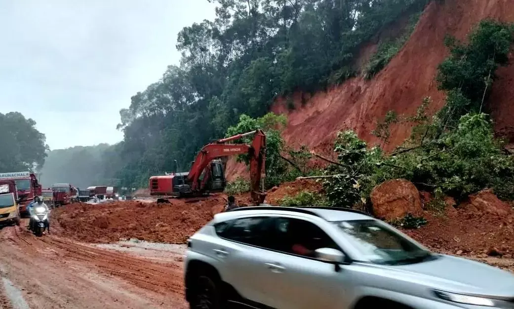 ಉಪ್ಪಿನಂಗಡಿ| ರಾಷ್ಟ್ರೀಯ ಹೆದ್ದಾರಿಗೆ ಗುಡ್ಡ ಕುಸಿತ: ವಾಹನ ಸಂಚಾರಕ್ಕೆ ಅಡಚಣೆ