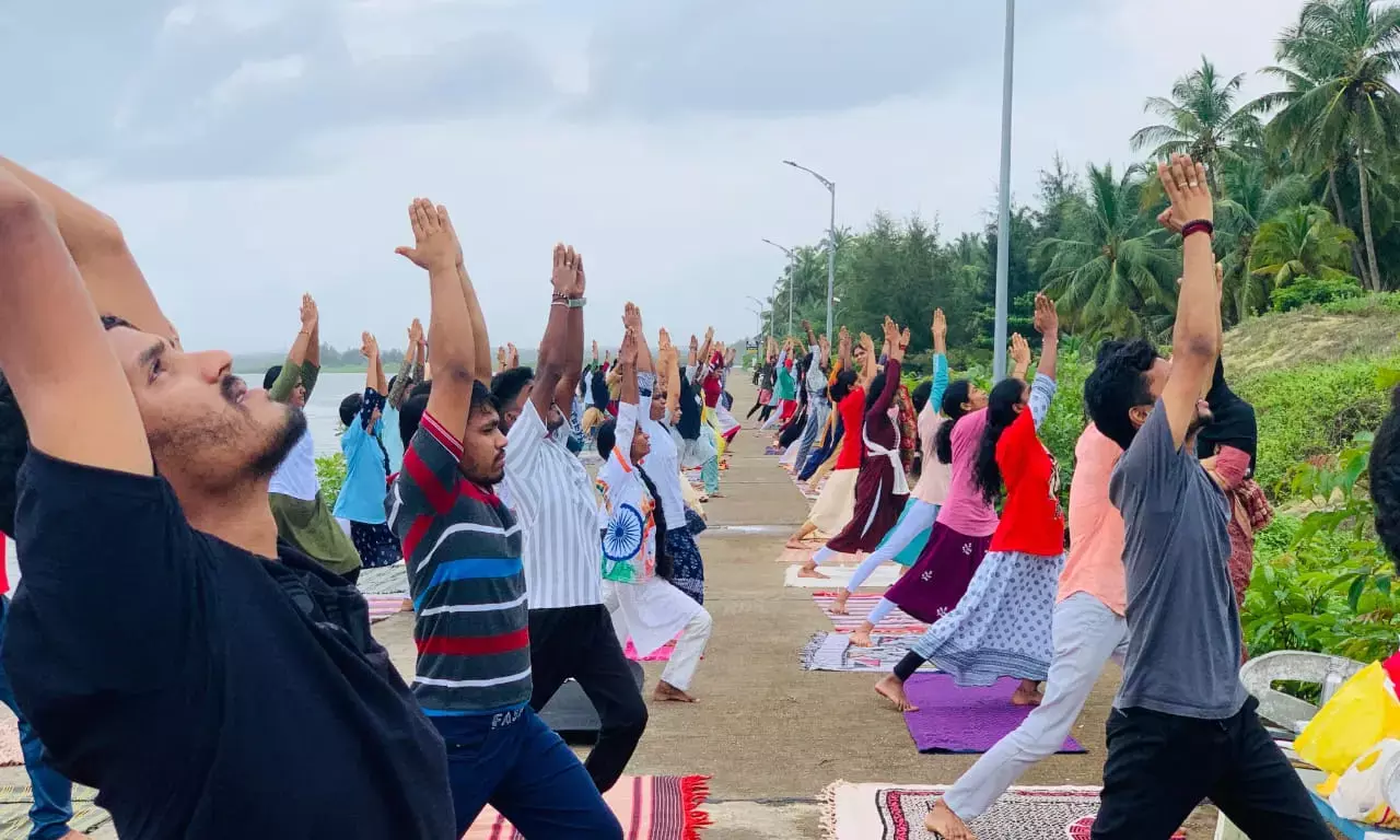 ಕೋಡಿ ಸೀವಾಕ್‌ನಲ್ಲಿ ವಿದ್ಯಾರ್ಥಿಗಳಿಂದ ಯೋಗ ಪ್ರದರ್ಶನ