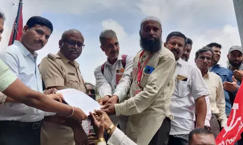 ಬೆಂಗಳೂರು: ಬೀದಿ ಬದಿ ವ್ಯಾಪಾರಿಗಳನ್ನು ಒಕ್ಕಲೆಬ್ಬಿಸದಂತೆ ನೀತಿ ರೂಪಿಸಲು ಆಗ್ರಹ