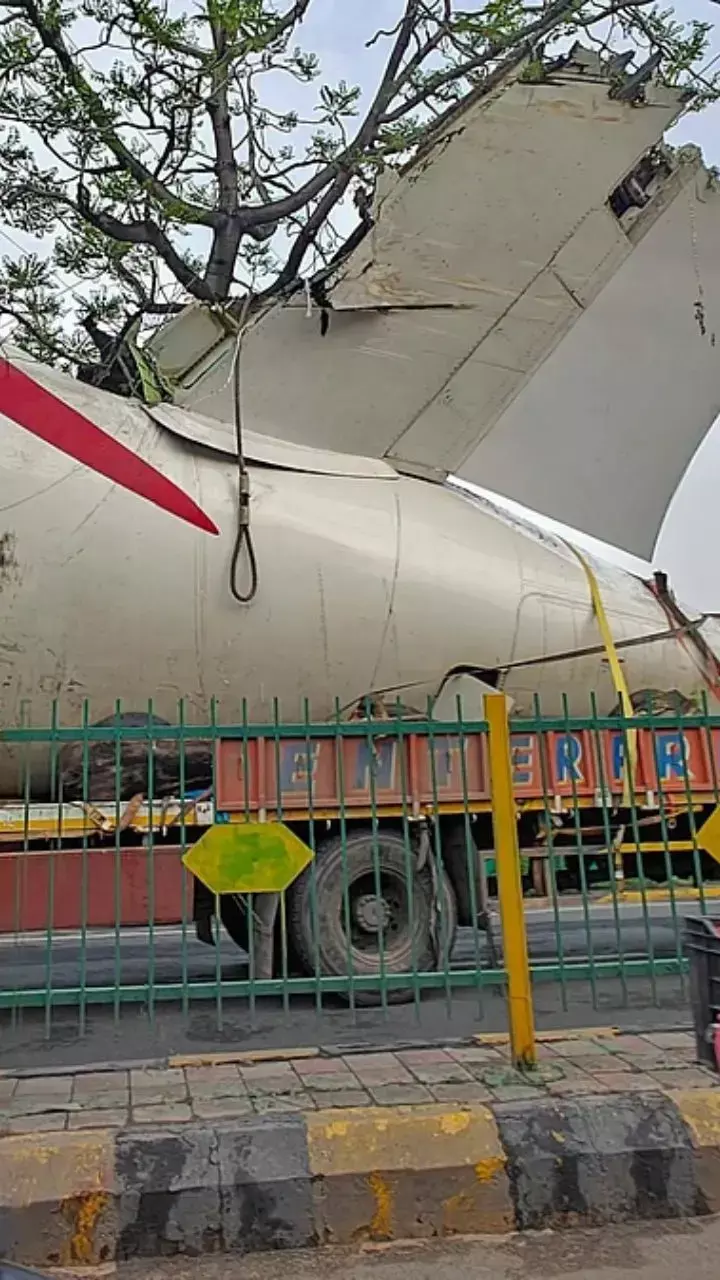 ದುರಂತಕ್ಕೀಡಾದ ವಿಮಾನದ ರೆಕ್ಕೆಯನ್ನು ಹೊತ್ತೊಯ್ಯುತ್ತಿದ್ದ ಟ್ರಕ್ ನಿಂದ ಟ್ರಾಫಿಕ್ ಜಾಮ್