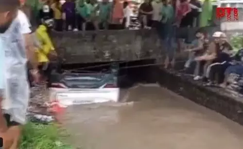 ಉತ್ತರಾಖಂಡ| ನಾಲೆಗೆ ಬಿದ್ದ ಕಾರು; ನಾಲ್ವರ ಮೃತ್ಯು, ಮೂವರಿಗೆ ಗಾಯ ಉತ್ತರಾಖಂಡ| ನಾಲೆಗೆ ಬಿದ್ದ ಕಾರು; ನಾಲ್ವರ ಮೃತ್ಯು, ಮೂವರಿಗೆ ಗಾಯ