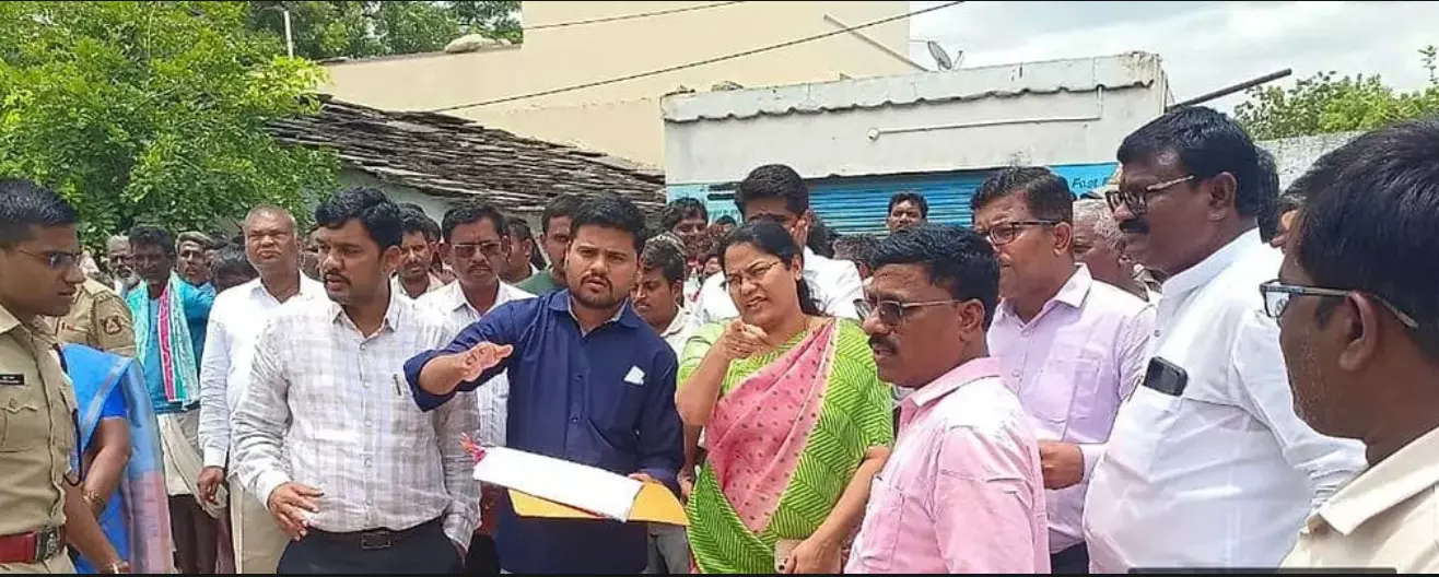 ಯಾದಗಿರಿ | ಪರಿಶಿಷ್ಟ ಸಮುದಾಯದವರಿಗೆ ಸಾಮಾಜಿಕ ಬಹಿಷ್ಕಾರ ಆರೋಪ: ಚಿನ್ನಾಕಾರ ಗ್ರಾಮಕ್ಕೆ ಜಿಲ್ಲಾಧಿಕಾರಿ ಭೇಟಿ