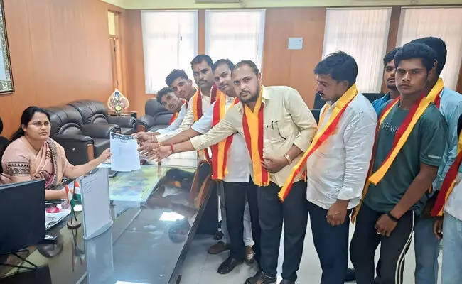 ಯಾದಗಿರಿ | ನಮ್ಮ ಕರುನಾಡ ರಕ್ಷಣಾ ವೇದಿಕೆಯಿಂದ ಜಿಲ್ಲಾಧಿಕಾರಿಗಳಿಗೆ ಮನವಿ ಯಾದಗಿರಿ | ನಮ್ಮ ಕರುನಾಡ ರಕ್ಷಣಾ ವೇದಿಕೆಯಿಂದ ಜಿಲ್ಲಾಧಿಕಾರಿಗಳಿಗೆ ಮನವಿ