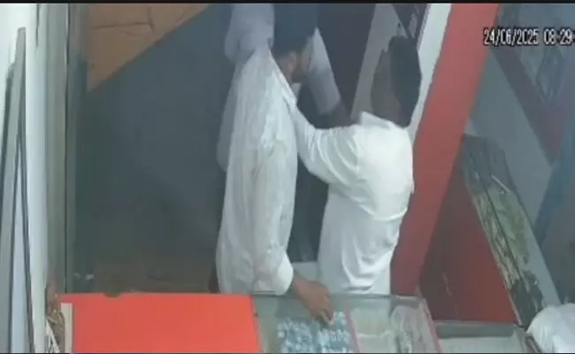 ಕಲಬುರಗಿ | ಬಿಜೆಪಿಯವರ ಮನೆಗೆ ನೀರು ಬಿಡೋದಿಲ್ಲ ಎಂದು ಸ್ಟೇಟಸ್​ ಹಾಕಿದ್ದ ಬಿಜೆಪಿ ಶಕ್ತಿ ಕೇಂದ್ರದ ಅಧ್ಯಕ್ಷನ ಮೇಲೆ ಹಲ್ಲೆ ಆರೋಪ : ಪ್ರಕರಣ ದಾಖಲು