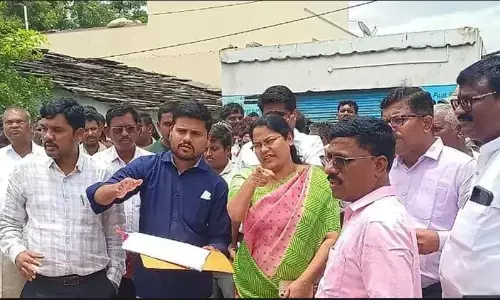 ಯಾದಗಿರಿ | ಪರಿಶಿಷ್ಟ ಸಮುದಾಯದವರಿಗೆ ಸಾಮಾಜಿಕ ಬಹಿಷ್ಕಾರ ಆರೋಪ: ಚಿನ್ನಾಕಾರ ಗ್ರಾಮಕ್ಕೆ ಜಿಲ್ಲಾಧಿಕಾರಿ ಭೇಟಿ