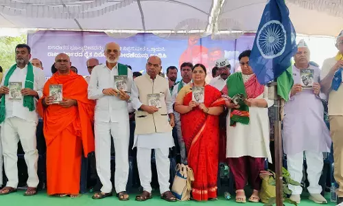 ‘ದೇವನಹಳ್ಳಿ ಚಲೋ’ | ಪ್ರಾಣ ಬೇಕಾದರೂ ಬಿಡುತ್ತೇವೆ, ಮಣ್ಣನ್ನು ಮಾರಾಟ ಮಾಡುವುದಿಲ್ಲ : 13 ಗ್ರಾಮಗಳ ರೈತರ ಪ್ರತಿಜ್ಞೆ