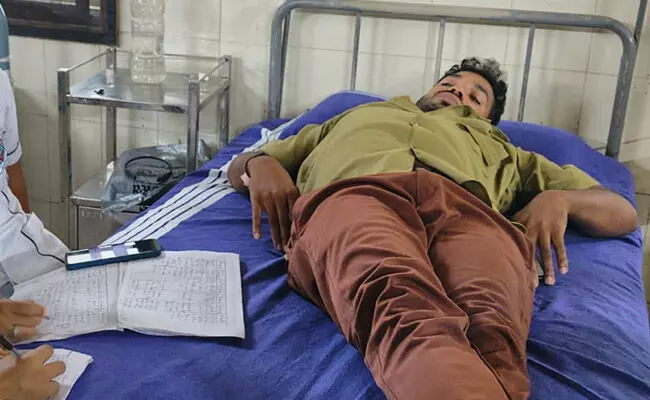 ಉಡುಪಿ : ಯೂನಿಯನ್ಗಳ ಬಾಡಿಗೆ ವಿವಾದ; ರಿಕ್ಷಾ ಚಾಲಕನ ಮೇಲೆ ಹಲ್ಲೆ, ಆಸ್ಪತ್ರೆಗೆ ದಾಖಲು ಉಡುಪಿ : ಯೂನಿಯನ್ಗಳ ಬಾಡಿಗೆ ವಿವಾದ; ರಿಕ್ಷಾ ಚಾಲಕನ ಮೇಲೆ ಹಲ್ಲೆ, ಆಸ್ಪತ್ರೆಗೆ ದಾಖಲು