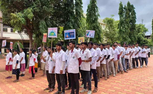 ಬೀದರ್ | ಮಾದಕ ವಸ್ತು ಸೇವನೆಯಿಂದ ಮನುಷ್ಯ ದೈಹಿಕ, ಮಾನಸಿಕ ಕಾಯಿಲೆಗೆ ಒಳಗಾಗುತ್ತಾನೆ : ರೇಣುಕಾ ಸ್ವಾಮಿ ಬೀದರ್ | ಮಾದಕ ವಸ್ತು ಸೇವನೆಯಿಂದ ಮನುಷ್ಯ ದೈಹಿಕ, ಮಾನಸಿಕ ಕಾಯಿಲೆಗೆ ಒಳಗಾಗುತ್ತಾನೆ : ರೇಣುಕಾ ಸ್ವಾಮಿ