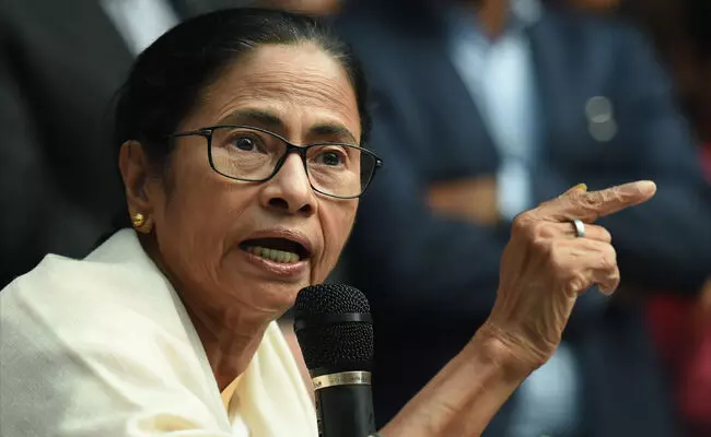 ಹಿಂಬಾಗಿಲಿನಿಂದ ಎನ್‌ಆರ್‌ಸಿಯ ಅನುಷ್ಠಾನಕ್ಕೆ ಚುನಾವಣಾ ಆಯೋಗ ಯತ್ನ: ಮಮತಾ ಬ್ಯಾನರ್ಜಿ