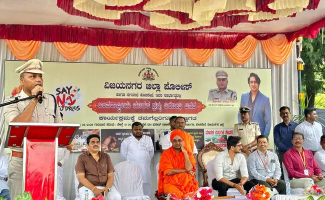 ವಿಜಯನಗರ | ವ್ಯಸನ ಮುಕ್ತ ಸಮಾಜದ ಕನಸನ್ನು ಮಕ್ಕಳ ಎದೆಯಲ್ಲಿ ಬಿತ್ತಬೇಕಿದೆ : ಅಭಿನವ ಗವಿಸಿದ್ದೇಶ್ವರ ಸ್ವಾಮೀಜಿ ವಿಜಯನಗರ | ವ್ಯಸನ ಮುಕ್ತ ಸಮಾಜದ ಕನಸನ್ನು ಮಕ್ಕಳ ಎದೆಯಲ್ಲಿ ಬಿತ್ತಬೇಕಿದೆ : ಅಭಿನವ ಗವಿಸಿದ್ದೇಶ್ವರ ಸ್ವಾಮೀಜಿ