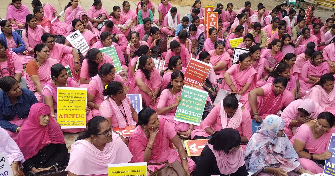 ‘ಒಳಮೀಸಲಾತಿ ಸಮೀಕ್ಷೆ’ಯಲ್ಲಿ ಪಾಲ್ಗೊಂಡ ಆಶಾ ಕಾರ್ಯಕರ್ತೆಯರಿಗೆ ಭತ್ಯೆ ಪಾವತಿಸಲು ಆಗ್ರಹಿಸಿ ಧರಣಿ ‘ಒಳಮೀಸಲಾತಿ ಸಮೀಕ್ಷೆ’ಯಲ್ಲಿ ಪಾಲ್ಗೊಂಡ ಆಶಾ ಕಾರ್ಯಕರ್ತೆಯರಿಗೆ ಭತ್ಯೆ ಪಾವತಿಸಲು ಆಗ್ರಹಿಸಿ ಧರಣಿ