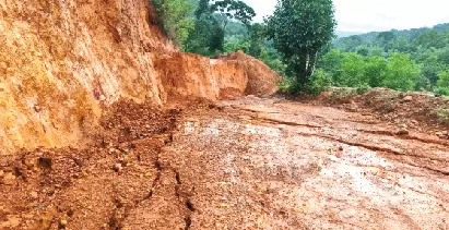 ಹೊಸನಗರದ ಕುಂದಗಲ್ ಗ್ರಾಮದಲ್ಲಿ ಭೂಕುಸಿತ; ತೋಟ, ಮನೆ ಕಳೆದುಕೊಳ್ಳುವ ಆತಂಕದಲ್ಲಿ ನಿವಾಸಿಗಳು ಹೊಸನಗರದ ಕುಂದಗಲ್ ಗ್ರಾಮದಲ್ಲಿ ಭೂಕುಸಿತ; ತೋಟ, ಮನೆ ಕಳೆದುಕೊಳ್ಳುವ ಆತಂಕದಲ್ಲಿ ನಿವಾಸಿಗಳು