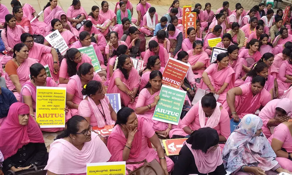 ‘ಒಳಮೀಸಲಾತಿ ಸಮೀಕ್ಷೆ’ಯಲ್ಲಿ ಪಾಲ್ಗೊಂಡ ಆಶಾ ಕಾರ್ಯಕರ್ತೆಯರಿಗೆ ಭತ್ಯೆ ಪಾವತಿಸಲು ಆಗ್ರಹಿಸಿ ಧರಣಿ