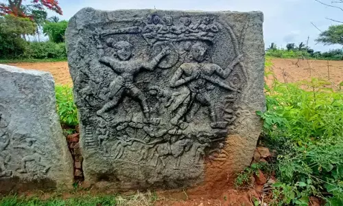 ಚಾಮರಾಜನಗರ | ಜಮೀನಿನಲ್ಲಿ ಕನ್ನಡ, ತಮಿಳು ಬಾಷೆಯ 10ನೇ ಶತಮಾನದ ಶಾಸನಗಳು ಪತ್ತೆ