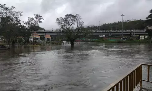 ಕೊಡಗಿನಲ್ಲಿ ಎಡೆಬಿಡದೆ ಸುರಿಯುತ್ತಿರುವ ಮಳೆ | ಹಲವು ಗ್ರಾಮಗಳಲ್ಲಿ ಪ್ರವಾಹದ ಪರಿಸ್ಥಿತಿ: ಜನಜೀವನ ಅಸ್ತವ್ಯಸ್ತ