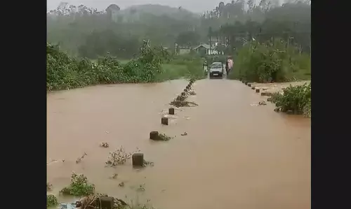 ಚಿಕ್ಕಮಗಳೂರು ಜಿಲ್ಲೆಯಲ್ಲಿ ಮುಂದುವರಿದ ಮಳೆ ಆರ್ಭಟ: ಮೂಡಿಗೆರೆ-ಬೈದುವಳ್ಳಿ ಸಂಪರ್ಕ ಕಡಿತ