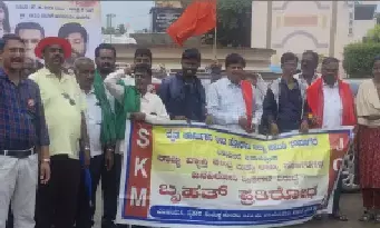 ದಾವಣಗೆರೆ | ಸಂಯುಕ್ತ ಹೋರಾಟ ಕರ್ನಾಟಕದಿಂದ ಪ್ರತಿಭಟನೆ ; ದೇವನಹಳ್ಳಿಯಲ್ಲಿ ರೈತರ ಬಂಧನಕ್ಕೆ ಖಂಡನೆ