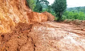 ಹೊಸನಗರದ ಕುಂದಗಲ್ ಗ್ರಾಮದಲ್ಲಿ ಭೂಕುಸಿತ; ತೋಟ, ಮನೆ ಕಳೆದುಕೊಳ್ಳುವ ಆತಂಕದಲ್ಲಿ ನಿವಾಸಿಗಳು