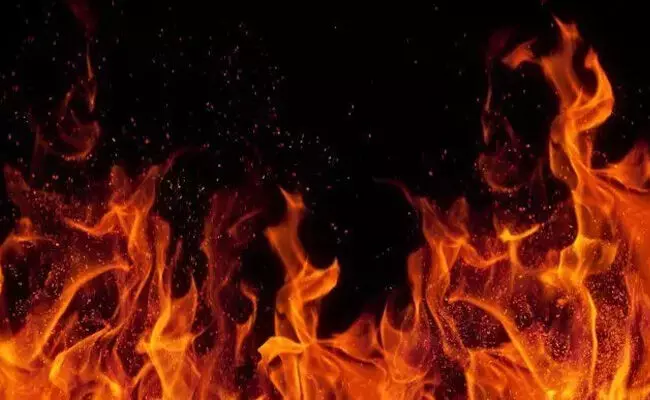 ಬೀದರ್ | ಮೈಮೇಲೆ ಪೆಟ್ರೋಲ್ ಸುರಿದು ಬೆಂಕಿ ಹಚ್ಚಿಕೊಂಡ ವ್ಯಕ್ತಿ; ಗಂಭೀರ ಗಾಯ ಬೀದರ್ | ಮೈಮೇಲೆ ಪೆಟ್ರೋಲ್ ಸುರಿದು ಬೆಂಕಿ ಹಚ್ಚಿಕೊಂಡ ವ್ಯಕ್ತಿ; ಗಂಭೀರ ಗಾಯ