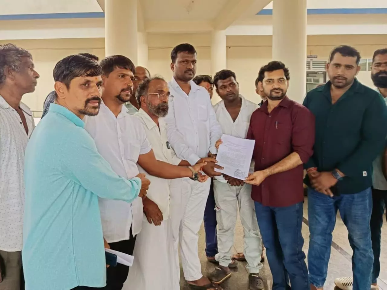 ಭಟ್ಕಳದ ಡಾ. ಅರುಣ್ ಕುಮಾರ್ ವಿರುದ್ಧ ಸುಳ್ಳು ಆರೋಪ: ಜಿಲ್ಲಾಧಿಕಾರಿಗೆ ಮನವಿ ಭಟ್ಕಳದ ಡಾ. ಅರುಣ್ ಕುಮಾರ್ ವಿರುದ್ಧ ಸುಳ್ಳು ಆರೋಪ: ಜಿಲ್ಲಾಧಿಕಾರಿಗೆ ಮನವಿ