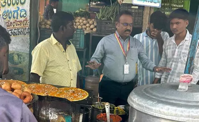 ಬೀದರ್ | ಆಹಾರ ತಯಾರಿಕೆಯಲ್ಲಿ ಶುಚಿತ್ವ, ನೈರ್ಮಲ್ಯತೆ ಕಾಪಾಡಬೇಕು : ಡಾ.ಸಂತೋಷ್ ಬೀದರ್ | ಆಹಾರ ತಯಾರಿಕೆಯಲ್ಲಿ ಶುಚಿತ್ವ, ನೈರ್ಮಲ್ಯತೆ ಕಾಪಾಡಬೇಕು : ಡಾ.ಸಂತೋಷ್