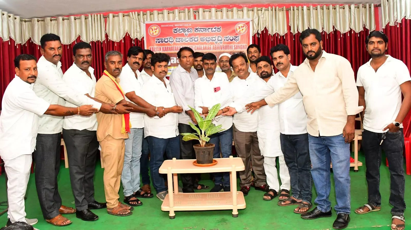 ಕಲಬುರಗಿ | ವಾಹನ ಚಾಲಕರಿಗೆ ಗುರುತಿನ ಚೀಟಿ ವಿತರಣೆ ಕಲಬುರಗಿ | ವಾಹನ ಚಾಲಕರಿಗೆ ಗುರುತಿನ ಚೀಟಿ ವಿತರಣೆ