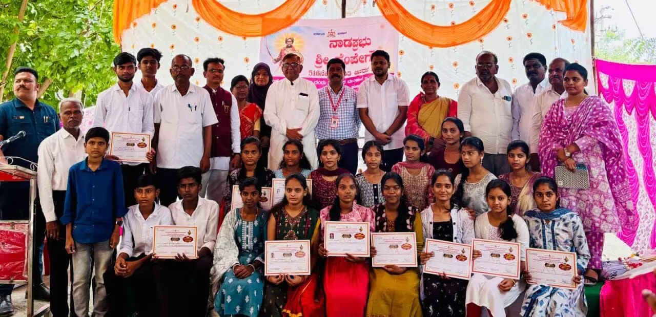 ಕಲಬುರಗಿ | ಪ್ರತಿಭಾವಂತ ವಿದ್ಯಾರ್ಥಿಗಳಿಗೆ ಪ್ರಶಸ್ತಿ ಪತ್ರ ಪ್ರದಾನ