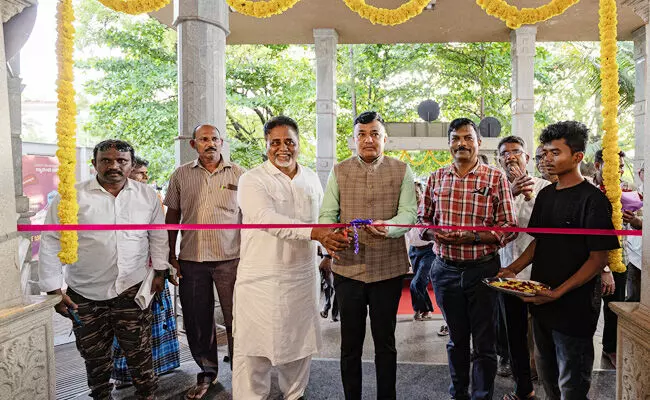 ಹೊಸಪೇಟೆ | ಸರಕಾರದ ಸಾಧನೆಯನ್ನು ಬಿಂಬಿಸುವ ವಸ್ತು ಪ್ರದರ್ಶನ ಮಳಿಗೆಯನ್ನು ಉದ್ಘಾಟಿಸಿದ ಜಿಲ್ಲಾಧಿಕಾರಿ ಎಂ.ಎಸ್.ದಿವಾಕರ್