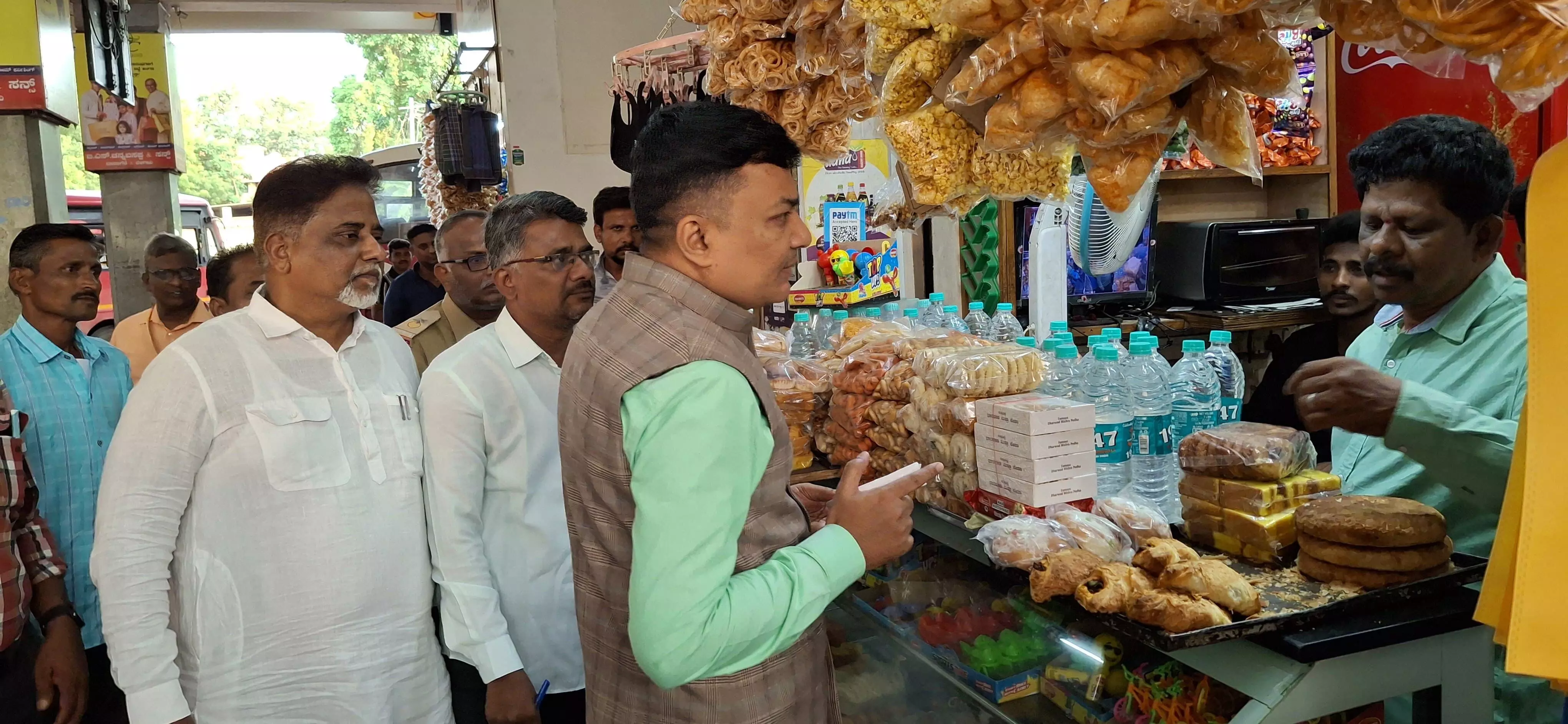 ಹೊಸಪೇಟೆ ಕೇಂದ್ರ ಬಸ್ ನಿಲ್ದಾಣಕ್ಕೆ ಡಿಸಿ ದಿಢೀರ್ ಭೇಟಿ