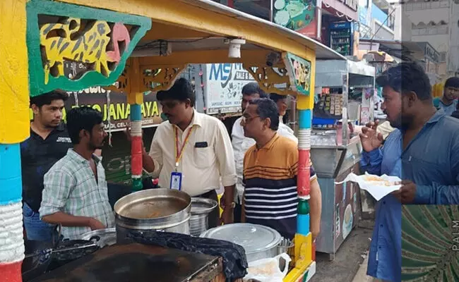 ಕಲಬುರಗಿ | ಬೀದಿ ಬದಿಯ ವ್ಯಾಪಾರಿಗಳಿಗೆ ಆಹಾರ ಸುರಕ್ಷತೆ, ಗುಣಮಟ್ಟ ಕಾಯ್ದೆ ಕುರಿತು ತಿಳುವಳಿಕೆ ಕಾರ್ಯಕ್ರಮ ಕಲಬುರಗಿ | ಬೀದಿ ಬದಿಯ ವ್ಯಾಪಾರಿಗಳಿಗೆ ಆಹಾರ ಸುರಕ್ಷತೆ, ಗುಣಮಟ್ಟ ಕಾಯ್ದೆ ಕುರಿತು ತಿಳುವಳಿಕೆ ಕಾರ್ಯಕ್ರಮ