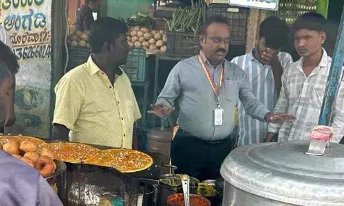 ಬೀದರ್ | ಆಹಾರ ತಯಾರಿಕೆಯಲ್ಲಿ ಶುಚಿತ್ವ, ನೈರ್ಮಲ್ಯತೆ ಕಾಪಾಡಬೇಕು : ಡಾ.ಸಂತೋಷ್‌