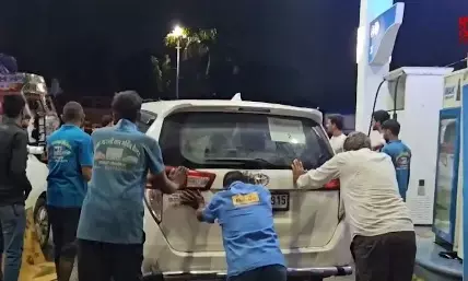 ನೀರು ಮಿಶ್ರಿತ ಡೀಸೆಲ್ ತುಂಬಿಸಿದ ಪೆಟ್ರೋಲ್ ಪಂಪ್ | ಕೆಟ್ಟು ನಿಂತ ಮಧ್ಯಪ್ರದೇಶದ ಮುಖ್ಯಮಂತ್ರಿಯ 19 ಬೆಂಗಾವಲು ವಾಹನಗಳು!