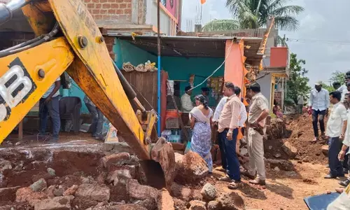 ಬೀದರ್ | ಸಂಗೊಳಗಿ ಗ್ರಾಮದಲ್ಲಿ ಜೆಸಿಬಿ ಮೂಲಕ ಅಕ್ರಮ ಕಟ್ಟಡಗಳ ತೆರವು