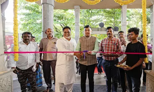 ಹೊಸಪೇಟೆ | ಸರಕಾರದ ಸಾಧನೆಯನ್ನು ಬಿಂಬಿಸುವ ವಸ್ತು ಪ್ರದರ್ಶನ ಮಳಿಗೆಯನ್ನು ಉದ್ಘಾಟಿಸಿದ ಜಿಲ್ಲಾಧಿಕಾರಿ ಎಂ.ಎಸ್.ದಿವಾಕರ್