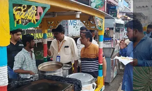 ಕಲಬುರಗಿ | ಬೀದಿ ಬದಿಯ ವ್ಯಾಪಾರಿಗಳಿಗೆ ಆಹಾರ ಸುರಕ್ಷತೆ, ಗುಣಮಟ್ಟ ಕಾಯ್ದೆ ಕುರಿತು ತಿಳುವಳಿಕೆ ಕಾರ್ಯಕ್ರಮ