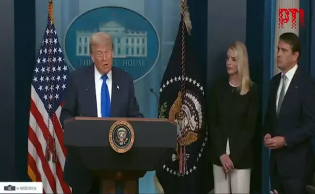 ಯುದ್ಧ ನಿಲ್ಲಿಸುವವರೆಗೂ ನಿಮ್ಮೊಂದಿಗೆ ವ್ಯಾಪಾರ ನಡೆಸುವುದಿಲ್ಲವೆಂದು ಭಾರತ ಮತ್ತು ಪಾಕಿಸ್ತಾನಕ್ಕೆ ಎಚ್ಚರಿಕೆ ನೀಡಿದ್ದೆ: ಡೊನಾಲ್ಡ್ ಟ್ರಂಪ್ ಪುನರುಚ್ಚಾರ ಯುದ್ಧ ನಿಲ್ಲಿಸುವವರೆಗೂ ನಿಮ್ಮೊಂದಿಗೆ ವ್ಯಾಪಾರ ನಡೆಸುವುದಿಲ್ಲವೆಂದು ಭಾರತ ಮತ್ತು ಪಾಕಿಸ್ತಾನಕ್ಕೆ ಎಚ್ಚರಿಕೆ ನೀಡಿದ್ದೆ: ಡೊನಾಲ್ಡ್ ಟ್ರಂಪ್ ಪುನರುಚ್ಚಾರ