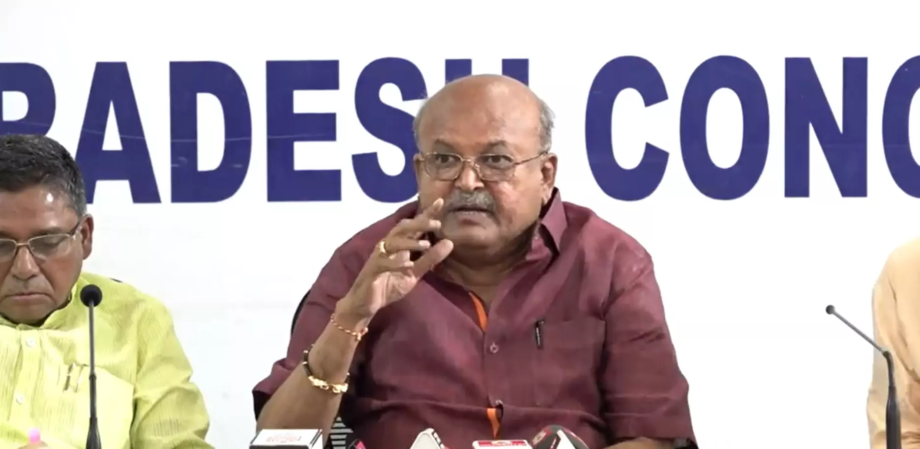 ಸಂವಿಧಾನ ಕುರಿತು ವಿವಾದಾತ್ಮಕ ಭಾಷಣ | ಆರೆಸ್ಸೆಸ್ನ ದತ್ತಾತ್ರೇಯ ಹೊಸಬಾಳೆ ವಿರುದ್ಧ ಹೋರಾಟ : ಎಚ್.ಎಂ.ರೇವಣ್ಣ ಸಂವಿಧಾನ ಕುರಿತು ವಿವಾದಾತ್ಮಕ ಭಾಷಣ | ಆರೆಸ್ಸೆಸ್ನ ದತ್ತಾತ್ರೇಯ ಹೊಸಬಾಳೆ ವಿರುದ್ಧ ಹೋರಾಟ : ಎಚ್.ಎಂ.ರೇವಣ್ಣ