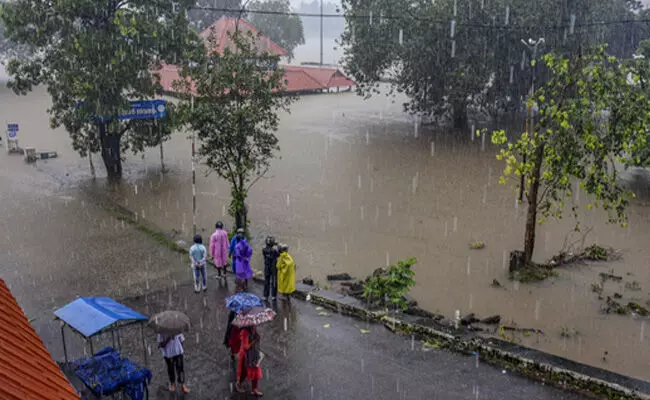 ಕೇರಳದಲ್ಲಿ ಭಾರೀ ಮಳೆ: 5 ಜಿಲ್ಲೆಗಳಿಗೆ ಆರೇಂಜ್ ಎಚ್ಚರಿಕೆ