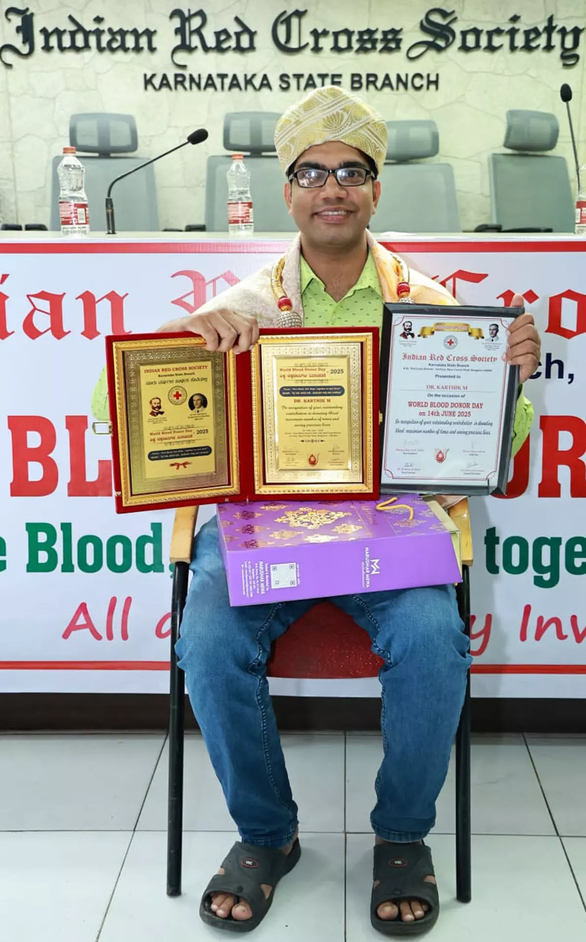 ಎಂ.ಕಾರ್ತಿಕ್ಗೆ ರೆಡ್ಕ್ರಾಸ್ ರಕ್ತದಾನ ರಾಜ್ಯ ಪುರಸ್ಕಾರ ಎಂ.ಕಾರ್ತಿಕ್ಗೆ ರೆಡ್ಕ್ರಾಸ್ ರಕ್ತದಾನ ರಾಜ್ಯ ಪುರಸ್ಕಾರ