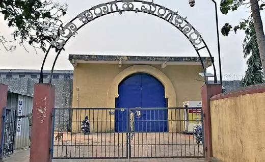 ಮಂಗಳೂರು ಜೈಲಿನಲ್ಲಿ ಮೊಬೈಲ್ ಫೋನ್ ಪತ್ತೆ ಮಂಗಳೂರು ಜೈಲಿನಲ್ಲಿ ಮೊಬೈಲ್ ಫೋನ್ ಪತ್ತೆ