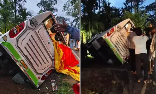 ಕೊಪ್ಪ: ಪ್ರವಾಸಿ ಬಸ್ ಪಲ್ಟಿ; ಮೂವರಿಗೆ ಗಾಯ