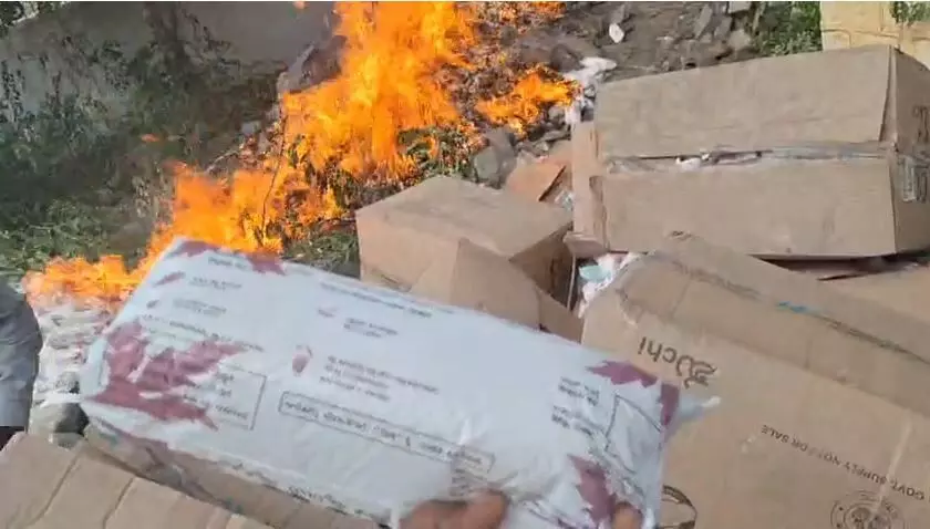 ಕಲಬುರಗಿ| ಶಾಲಾ ಹೆಣ್ಣು ಮಕ್ಕಳಿಗೆ ಉಚಿತ ವಿತರಣೆಯ ಶುಚಿ ಸ್ಯಾನಿಟರಿ ಪ್ಯಾಡ್ ಗಳಿಗೆ ಬೆಂಕಿ