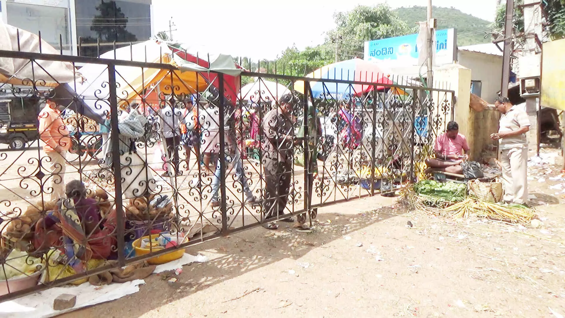 ಎಪಿಎಂಸಿ ಮುಖ್ಯ ಗೇಟ್ ಬಂದ್: ಕಾಂಪೌಂಡ್ ಏರಿ ತರಕಾರಿ ಖರೀದಿಸುತ್ತಿರುವ ಜನರು! ಎಪಿಎಂಸಿ ಮುಖ್ಯ ಗೇಟ್ ಬಂದ್: ಕಾಂಪೌಂಡ್ ಏರಿ ತರಕಾರಿ ಖರೀದಿಸುತ್ತಿರುವ ಜನರು!