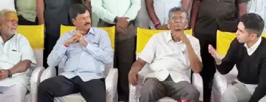 ಒಂದೇ ವೇದಿಕೆಯಲ್ಲಿ ಕಾಣಿಸಿಕೊಂಡ ಜಾರಕಿಹೊಳಿ ಸಹೋದರರು