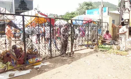 ಎಪಿಎಂಸಿ ಮುಖ್ಯ ಗೇಟ್ ಬಂದ್: ಕಾಂಪೌಂಡ್ ಏರಿ ತರಕಾರಿ ಖರೀದಿಸುತ್ತಿರುವ ಜನರು!