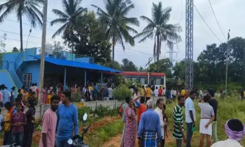 ತಿಪಟೂರು | ಚಾಲಕನ ನಿಯಂತ್ರಣ ತಪ್ಪಿ ರಸ್ತೆ ಬದಿಯ ಮನೆಗೆ ನುಗ್ಗಿದ ಕೆ‌ಸ್ಸಾರ್ಟಿಸಿ ಬಸ್; 35 ಪ್ರಯಾಣಿಕರಿಗೆ ಗಾಯ, ಆಸ್ಪತ್ರೆಗೆ ದಾಖಲು