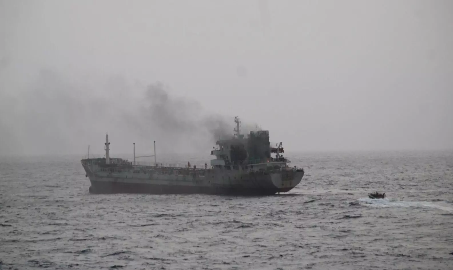 ಕಾಂಡ್ಲಾದಿಂದ ಒಮಾನ್‌ಗೆ ತೆರಳುತ್ತಿದ್ದ ಹಡಗಿನಲ್ಲಿ ಅಗ್ನಿ ಅವಘಡ: ಭಾರತೀಯ ನೌಕಾಪಡೆಯಿಂದ ರಕ್ಷಣಾ ಕಾರ್ಯಾಚರಣೆ