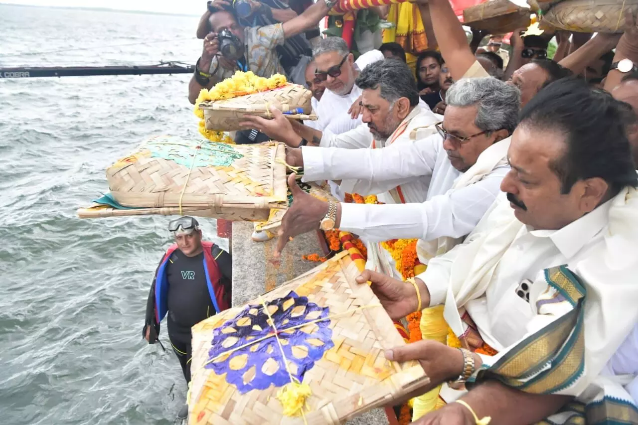 ಕೆಆರ್ಎಸ್ ಜಲಾಶಯಕ್ಕೆ ಬಾಗಿನ ಅರ್ಪಿಸಿದ ಮುಖ್ಯಮಂತ್ರಿ ಸಿದ್ದರಾಮಯ್ಯ ಕೆಆರ್ಎಸ್ ಜಲಾಶಯಕ್ಕೆ ಬಾಗಿನ ಅರ್ಪಿಸಿದ ಮುಖ್ಯಮಂತ್ರಿ ಸಿದ್ದರಾಮಯ್ಯ